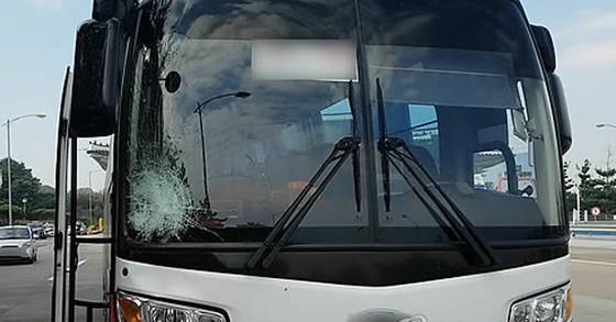 24일 오전 전북 전주시 덕진구 전주TG를 가로지르던 40대 여성이 고속버스에 치여 숨지고 해당 버스에 사고 흔적이 남아 있다. [사진 독자]