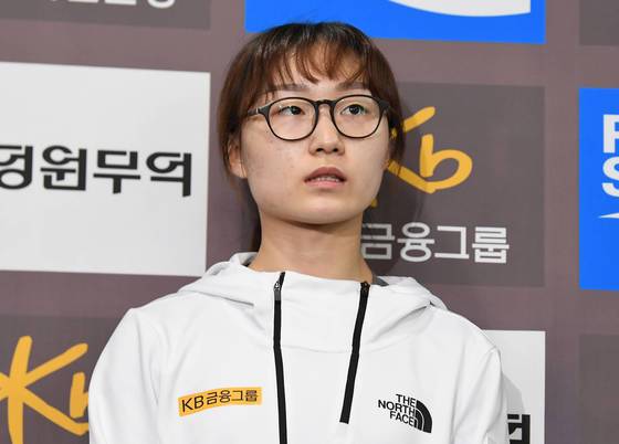 평창올림픽 준비상황 말하는 최민정   (서울=연합뉴스) 황광모 기자 = 18일 오후 서울 태릉실내스케이장에서 열린 쇼트트랙 국가대표팀 미디어데이에서 여자대표팀의 간판 최민정이 평창 올림픽 준비 상황에 대해 말하고 있다. 2017.9.18   hkmpooh@yna.co.kr (끝) <저작권자(c) 연합뉴스, 무단 전재-재배포 금지>