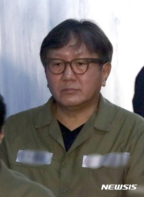 【서울=뉴시스】권현구 기자 = 송성각 전 콘텐츠진흥원장이 25일 오전 서울 서초구 서울중앙지방법원에서 열린 '국정농단 사건' 11차 공판에 출석하고 있다. 2017.10.25. stoweon@newsis.com