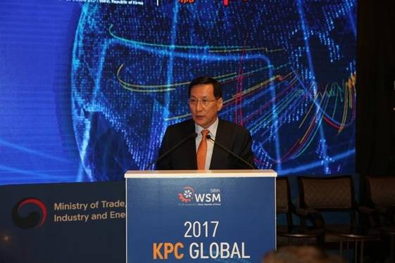 홍순직 한국생산성본부 회장이 개회사를 하고 있다. /한국생산성본부 제공