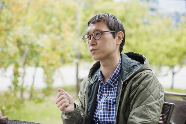 조세익씨가 펜에 대해 설명하고 있다. 윤동길(스튜디오 어댑터 실장)