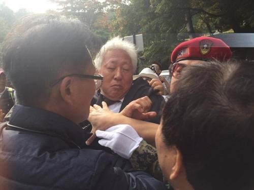 (서울=연합뉴스) 김기훈 기자 = 류석춘 자유한국당 혁신위원장(사진 가운데 머리 흰 사람)이 26일 오전 국립현충원에서 열린 박정희 전 대통령 38주기 추도식을 찾았다가 박근혜 전 대통령 지지자들의 거센 항의를 받고 있다. 2017.10.26   (끝)