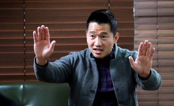 개를 생명체가 아닌 소유물로 여기는 관행, 개를 버릇없이 굴도록 두는게 사랑이라는 잘못된 생각 개통령 강형욱은 반려견에 대한 잘못된 생각이 반려문화 정착에 걸림돌이 된다고 말한다. 임현동 기자