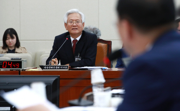 고영주 방송문화진흥회(방문진) 이사장이 27일 오전 국회 과학기술정보방송통신위원회에서 열린 방문진 등에 대한 국정감사에서 질의에 답하고 있다. 연합뉴스