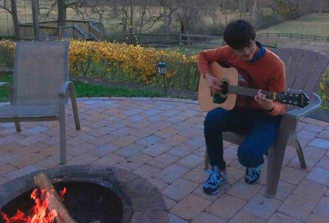 음악을 좋아하는 감성남 맹기완 작가[사진제공 : 맹기완 작가]