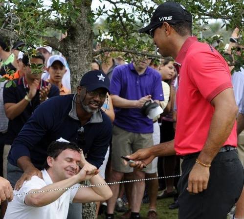 타이거 우즈는 하루에 세번 이나 타구 사고를 내기도 했다.