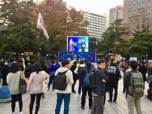 28일 낮 서울 종로구 보신각 앞에서 차별금지법제정연대 포함 8개 시민단체 주최로 시민 150명이 모여 ‘촛불 1년 인권결기대회, 인간답게 살아보자’ 집회가 진행되고 있다.