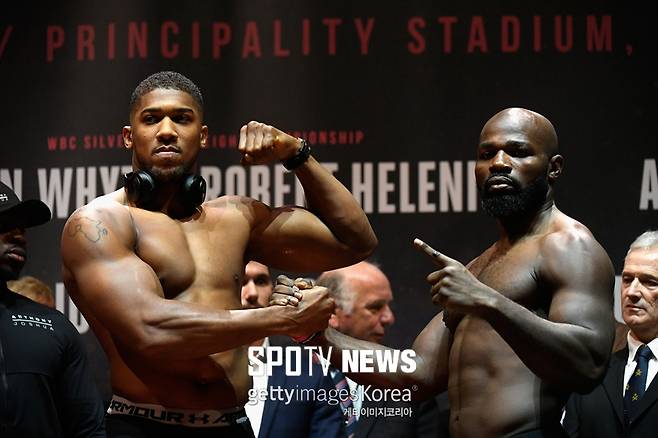 ▲ 앤서니 조슈아(왼쪽)는 WBC IBF IBO 통합 타이틀 방어전에서 20연속 KO승에 도전한다.