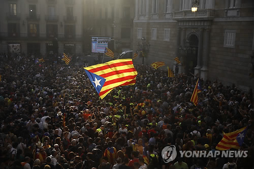 (바르셀로나 AP=연합뉴스) 스페인으로부터 분리독립을 선언한 카탈루냐 주민들이 27일 스페인 바르셀로나 팔라우 제네랄리타트 밖에서 독립의 상징인 에스텔라다 기(旗)를 흔들고 있다. 카탈루냐 의회는 독립공화국을 선포하는 법안을 통과시켰으나 스페인 정부는 이를 인정하지 않고 자치권 박탈 절차에 착수했다.