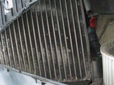 곰팡이 등이 잔뜩 끼어있는 자동차 에어컨의 증발기(에바)