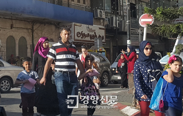 팔레스타인의 임시 행정수도인 라말라의 주말 시내 정경. 주말엔 인근 도시의 방문객이 외식과 쇼핑을 하러 이곳을 찾아 교통이 혼잡하다.