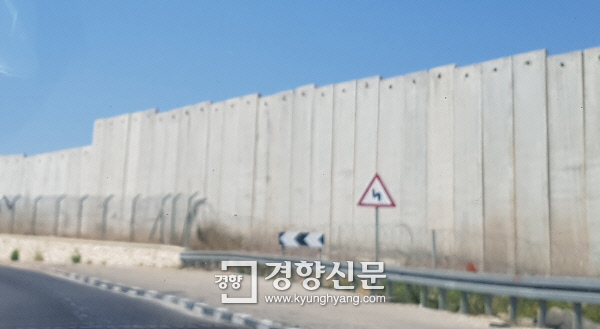 이스라엘·팔레스타인 국경의 장벽. 팔레스타인 사람들은 팔레스타인 안에서도 목적지를 우회해 다녀야 한다.