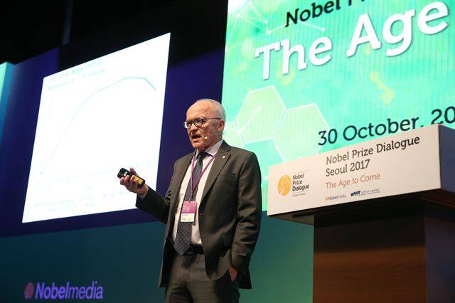 실물경기 변동이론의 창시자 핀 쉬들란(2004년 노벨경제학상 ) 미국 카네기멜런대 교수가 30일 서울 코엑스에서 강연하고 있다. 과학기술한림원 제공