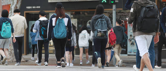 서울 대치동 학원가에서 학생들이 바삐 발걸음을 옮기고 있다.  [연합뉴스] <저작권자 ⓒ 1980-2017 ㈜연합뉴스. 무단 전재 재배포 금지.>