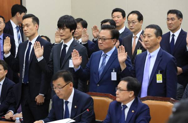 30일 국회에서 열린  과학기술정보방송통신위원회 종합감사에서  황창규 KT 회장 등이 증인선서하고 있다. 두번째줄 왼쪽부터 리차드 윤 애플코리아 대표, 이해진 네이버 창업자 겸 글로벌 투자책임자, 고동진 삼성전자 사장, 권영수  LG유플러스 부회장. 연합뉴스