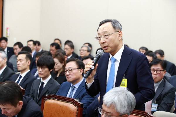 30일 국회에서 열린 과학기술정보방송통신위원회 종합 국정감사에 출석한 황창규 KT 회장이 의원들의 질문에 답변하고 있다. 연합뉴스