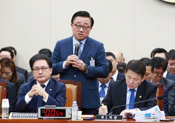 30일 국회에서 열린 과학기술정보방송통신위원회 종합감사에서 고동진 삼성전자 사장이 의원들의 질문에 답변하고 있다. 연합뉴스
