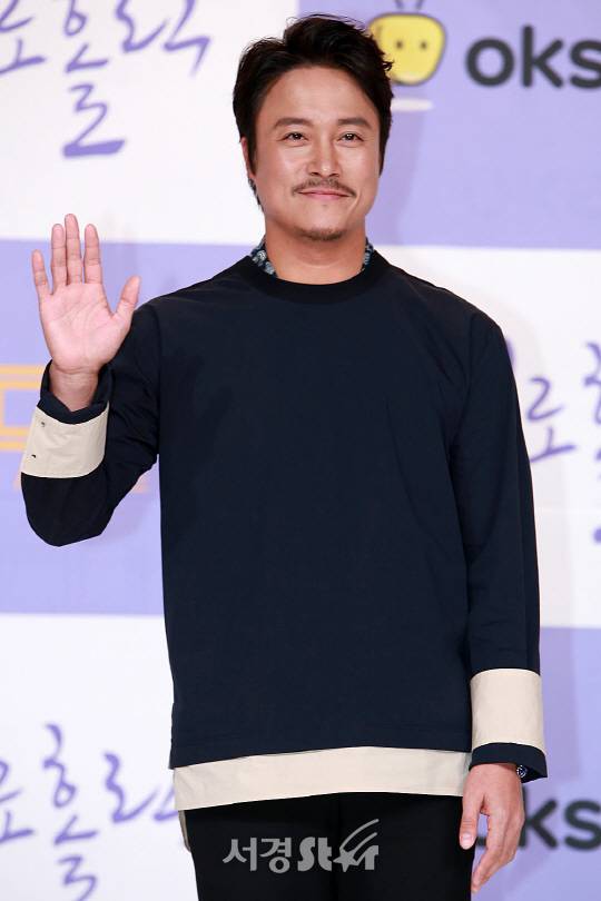 배우 최대철이 30일 오후 서울 영등포구 영등포 타임스퀘어 아모리스홀에서 열린 크로스 플랫폼 드라마 ‘멜로홀릭’ 제작발표회에 참석해 포토타임을 갖고 있다.