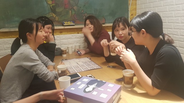 24일 저녁 서울 신촌동의 한 카페에서 한국여성의전화, 한국사이버성폭력대응센터, 여성환경연대 등 여성단체 활동가 5명이 이지혜 게임을 하며 적당한 답을 고르고 있다.
