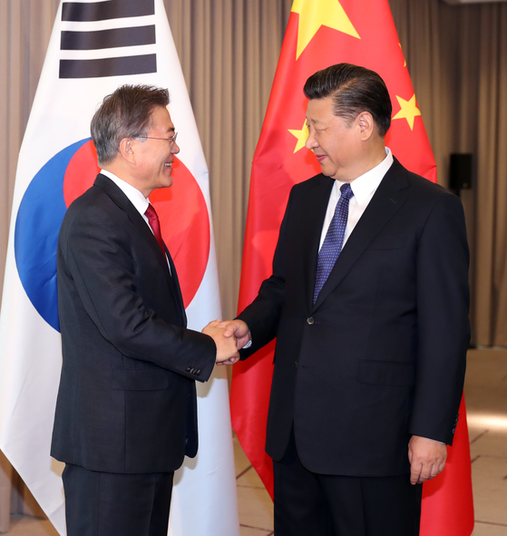 지난 7월 독일 베를린에서 만난 문재인 대통령(왼쪽)과 시진핑 중국 국가주석.[연합뉴스]