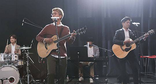 뮤지컬 ‘그 여름, 동물원’에서 창기 역을 맡은 배우 윤희석(왼쪽 두 번째)과 김광석을 지칭하는 그 친구 역의 홍경민(오른쪽). 샘컴퍼니 제공