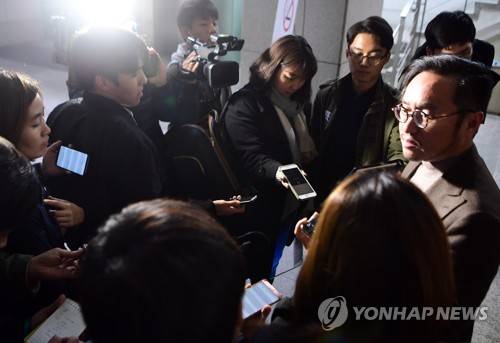 (서울=연합뉴스) 교통사고로 사망한 배우 김주혁의 소속사 나무엑터스 김석준 상무가 31일 오전 서울 건국대병원 장례식장 앞에서 취재진에게 브리핑하고 있다. 부검실시 후 결과가 나오는 대로 장례절차 엄수 할 예정이라고 밝혔다. 2017.10.31 [사진공동취재단=연합뉴스]      scape@yna.co.kr
