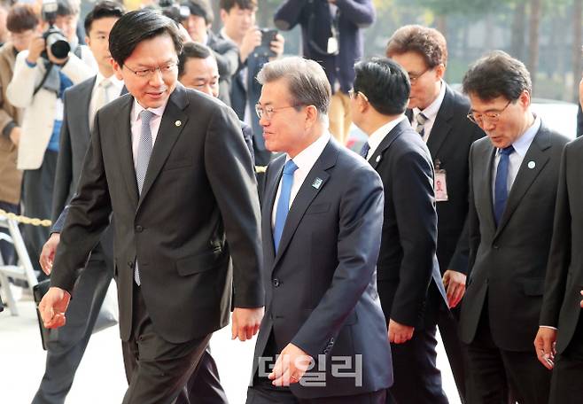 시정연설 위해 국회 도착한 문재인 대통령 | 인스티즈