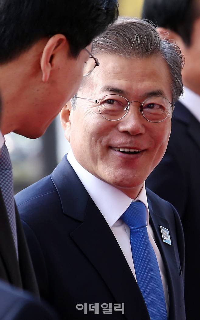 시정연설 위해 국회 도착한 문재인 대통령 | 인스티즈