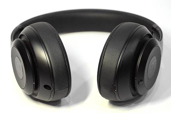 비츠 스튜디오 3 와이어리스 하단에 유선 케이블 단자(3.5mm)와 마이크로 USB 단자가 있다.