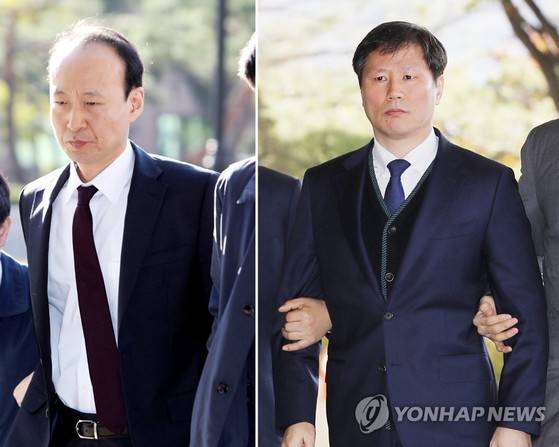 국가정보원의 특수활동비 상납 의혹과 관련해 체포된 이재만 전 청와대 총무비서관(왼쪽)과 안봉근 전 청와대 국정홍보비서관이 10월 31일 오전 서울 서초동 서울중앙지검에 들어서고 있다. [연합뉴스]