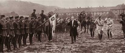 안락한 교수 자리를 버리고 체코 독립 운동에 뛰어든 마사리크가 1917년 2월혁명과 10월혁명 사이에 러시아를 방문해 체코 군단을 격려하고 있다. 내전에 개입하지 않고 귀국해 서부전선으로 가서 독일 및 오스트리아-헝가리와 사워 독립을 얻어야 한다는 것이 그의 믿음이었다.