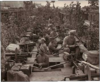 체코 군단이 1918년 시베리아 횡단에 이용한 열차 위에서 경계를 펴고 있다.