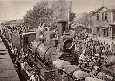 시베리아 힝단열차에 탄 체코 군단 병사들의 모습.