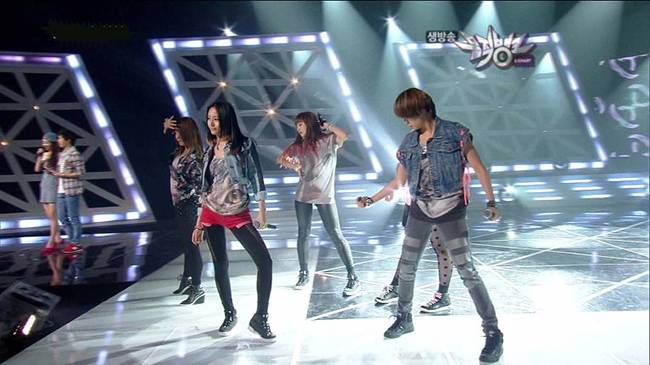 2010년 걸그룹 f(x)는 자신들의 첫 번째 미니 앨범 `NU 예삐오`에 수록된 동명의 곡을 통해 `강한 개성과 독특한 취향을 지닌 새로운 세대의 등장`을 알렸다. 이 곡의 가사는 `달라 달라 나는 너무 달라` `참 엉뚱하다 맨날 나만 놀리지` `독창적 별명 짓기 예를 들면 꿍디순디` 등 차별화를 추구하는 내용으로 가득 차 있다.