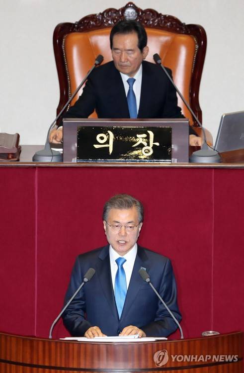 (서울=연합뉴스) 홍해인 기자 = 문재인 대통령이 1일 오전 서울 여의도 국회 본회의장에서 내년도 예산안 국회 본회의 상정에 따른 시정연설을 하고 있다. 2017.11.1  hihong@yna.co.kr  (끝)