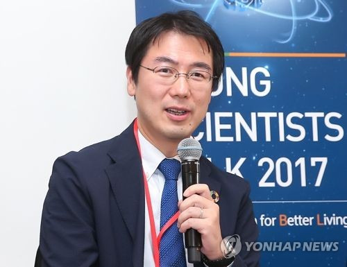 (서울=연합뉴스) = 한국차세대과학기술한림원(Y-KAST)은 1일 중구 더플라자호텔에서 '영사이언티스트톡 2017'을 열었다. 사진은 행사에 참석한 미츠노부 카노 일본 오카야마대 교수. 2017.11.1[한국과학기술한림원 제공]
