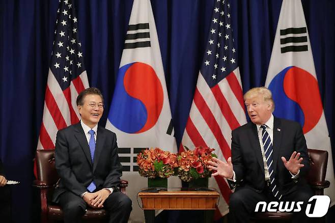 문재인 대통령이 지난 9월21일(현지시간) 미국 뉴욕 롯데뉴욕팰리스 호텔에서 도널드 트럼프 미국 대통령과 한미정상회담을 하고 있다. (청와대 페이스북) 2017.9.22/뉴스1 © News1 이광호 기자