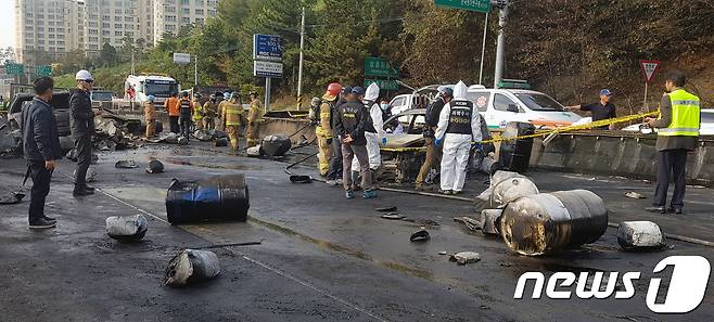 2일 오후 경남 창원터널 구 인근에서 차량용 방식제를  싣고 가던 차량이 폭발했다. 이 사고로 화재가 발생해 주변에 있던 차 9대로 불이 옮겨 붙었다. 긴급 출동한 소방대원이 화재 진압후 현장을 수습하고 있다.2017.11.2/뉴스1 © News1 강대한 기자