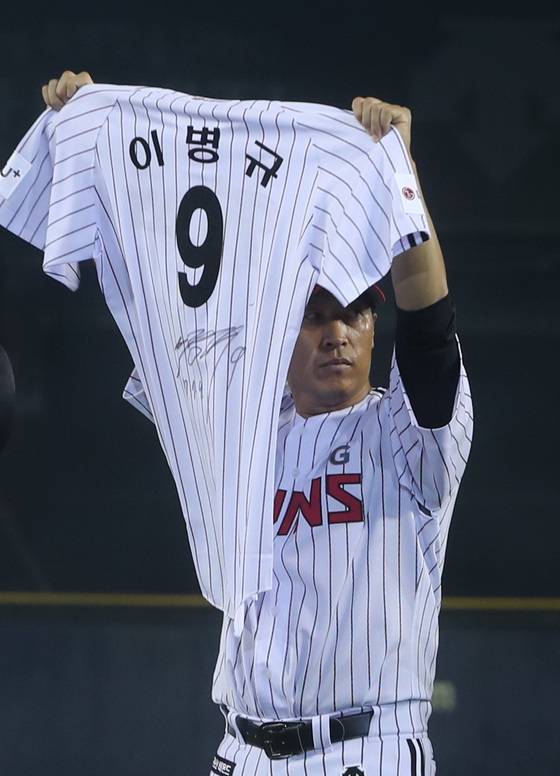 영구결번으로 남은 '9'   (서울=연합뉴스) 김주성 기자 = LG 트윈스의 '적토마' 이병규가 9일 오후 서울 잠실야구장에서 한화 이글스와의 홈경기 후 열린 영구결번식에서 영구결번 '9'가 새겨진 유니폼을 들어보이고 있다. 2017.7.9   utzza@yna.co.kr (끝) <저작권자(c) 연합뉴스, 무단 전재-재배포 금지>
