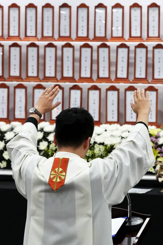 기독교·천주교·불교 등 망자의 영혼을 위로하는 종교의식이 진행됐다. 장진영 기자