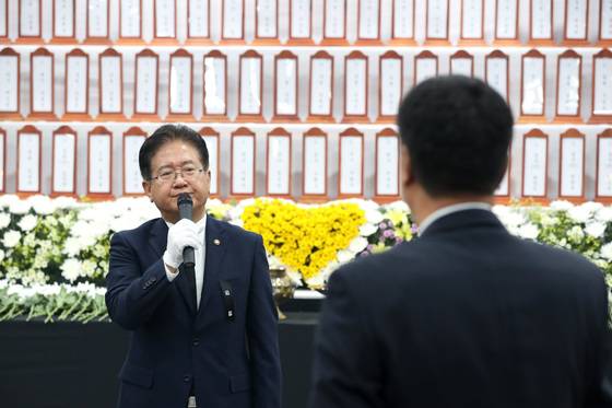 위령제에 참석한 서주석 국방부 차관이 유가족의 질문을 듣고 있다. 장진영 기자