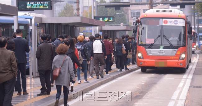 출퇴근시간마다 승객들로 북적이는 서울역환승센터, 다른 사람들을 위한 에티켓은 사라지고 먼저 타기 위한 전쟁터로 변한다. 사진은 2일 서울역환승센터의 모습. [사진=정희조 기자/checho@heraldcorp.com]