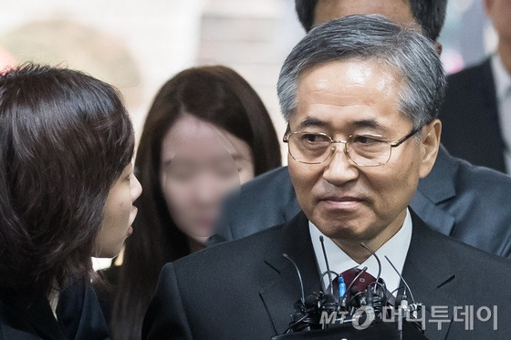 우병우 전 청와대 민정수석의 지시를 받아 공무원·민간인을?불법 사찰하고 보고한 혐의를 받는 추명호 전 국가정보원 국익정보국장이 3일 서울 서초구 중앙지방법원에서 열린 영장실질심사(구속 전 피의자 심문)에 출석하며 질문하는 취재진을 바라보고 있다.  서울중앙지검 국정원 수사팀은?전날 국정원법상 직권남용 및 정치관여 금지위반 혐의로 추 전 국장에 대해 구속영장을 재청구했다. 첫번째 구속영장이 기각된지 12일 만이다. 2017.11.3/뉴스1  <저작권자 © 뉴스1코리아, 무단전재 및 재배포 금지>