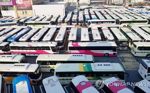 (부산=연합뉴스) 차근호 기자 = 경상남도 시외버스 노조 소속 기사들이 파업이 돌입한 3일 오전 부산 사상구 서부시외버스터미널에 시외버스가 멈춰서 있다. 부산 서부터미널에는 이날 오전 5시 40분 첫차부터 버스 운행이 돌연 중단되자 새벽 운행을 기다리던 승객들의 항의가 잇따랐다. 2017.11.3       handbrother@yna.co.kr