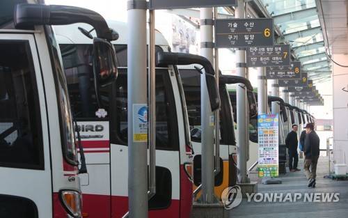 (부산=연합뉴스) 차근호 기자 = 경상남도 시외버스 노조 소속 기사들이 파업이 돌입한 3일 오전 부산 사상구 서부시외버스터미널에 시외버스가 멈춰서 있다. 부산 서부터미널에는 이날 오전 5시 40분 첫차부터 버스 운행이 돌연 중단되자 새벽 운행을 기다리던 승객들의 항의가 잇따랐다. 2017.11.3       ready@yna.co.kr