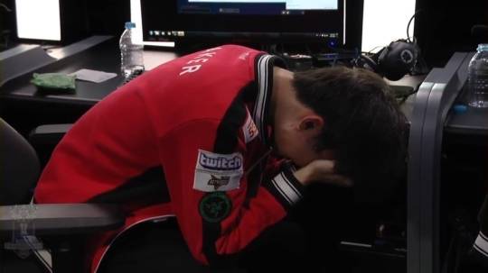 삼성에 3-0으로 완패 당한 충격에 빠진 SKT 페이커 이상혁.