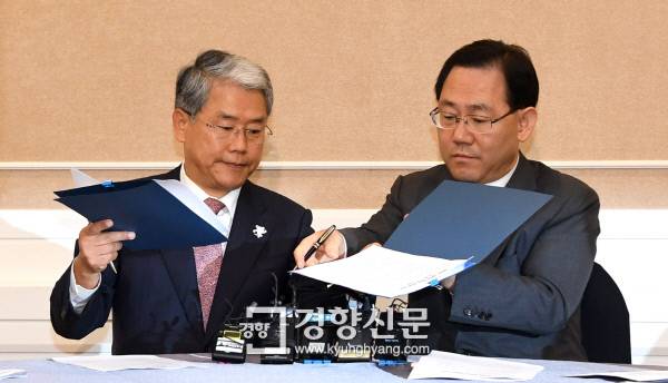 국민의당 김동철 원내대표(왼쪽)와 바른정당 주호영 당대표 권한대행 겸 원내대표가 3일 국회에서 열린 정책협약 발표 공동기자간담회에서 공동 추진법안 등의 내용이 담긴 협약서를 교환하고 있다. / 권호욱 선임기자