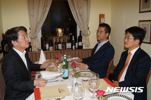 【프랑크푸르트(독일)=뉴시스】김난영 기자 = 4차 산업혁명 대비책과 한반도 안보위기 해법 모색을 위해 독일-이스라엘로 출국한 안철수 국민의당 대표(맨 왼쪽)와 최명길 최고위원(가운데)이 3일(현지시각) 독일 프랑크푸르트 한 식당에서 백범훈 주프랑크푸르트 총영사와 만찬을 갖고 있다. 안 대표는 이 자리에서 국가정보원의 특수활동비 청와대 상납 의혹 등 문재인 정부의 적폐청산 수사 상황과, 김대중·노무현 정부를 거론하며 맞서고 있는 자유한국당 상황을 겨냥해 "서로 전(前), 전전, 전전전 때려잡느라 정신이 없다"고 양 측을 싸잡아 비난했다. 이 자리에서는 유럽 현지에서의 북핵 문제 인식을 비롯해 독일의 안보·경제 상황, 한반도 북핵 위기 해법 등에 대해 심도 있는 대화가 오갔다. 2017.11.03. imzero@newsis.com