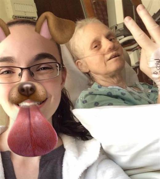 병실에 누워있는 엄마와 함께 사진을 찍은 한나.