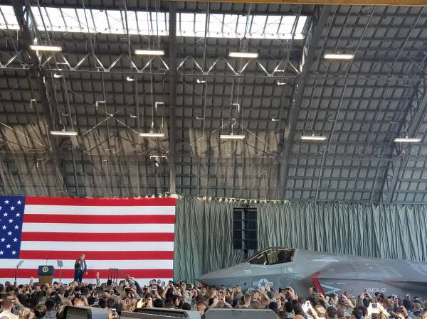 5일 일본 도쿄 인근 요코타 공군기지 격납고에서 도널드 트럼프 미국 대통령이 연단에 올라 연설하는 모습. 우측에 F-35전투기가 세워져 있다. /조의준 특파원